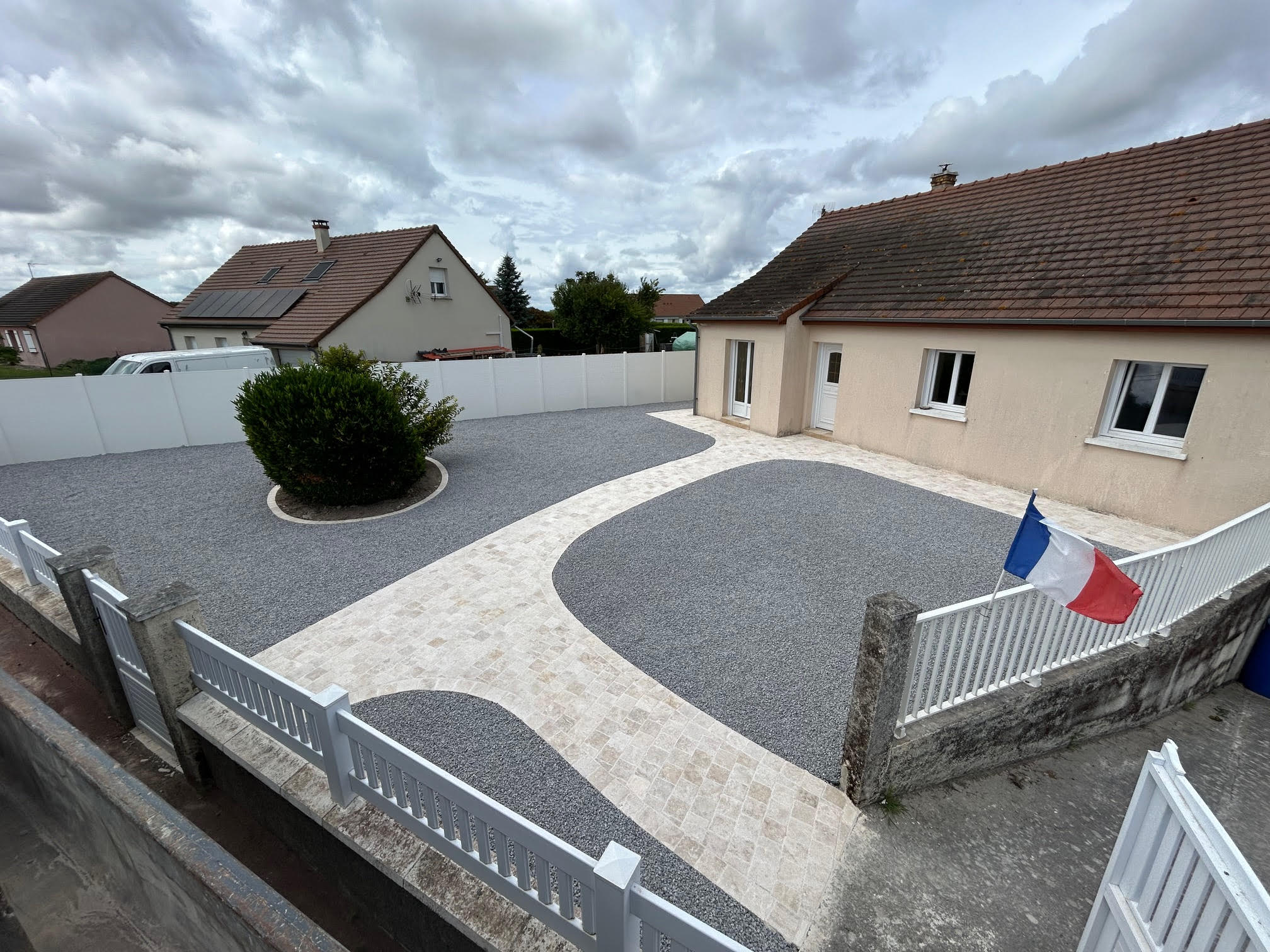 Aménagement extérieur avec terrasse en pavés décoratifs et barbecue, prêt à l'utilisation. ​​